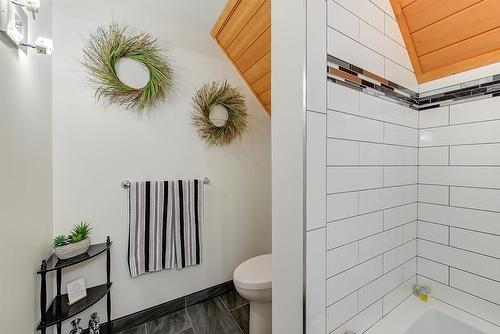 4495 Maxwell Road, Peachland, BC - Indoor Photo Showing Bathroom