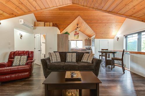 4495 Maxwell Road, Peachland, BC - Indoor Photo Showing Living Room