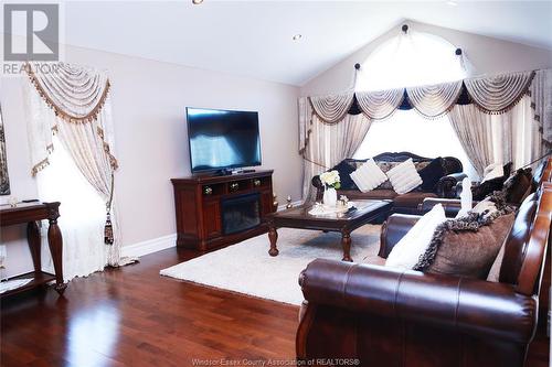 3096 Tyler Court, Windsor, ON - Indoor Photo Showing Living Room