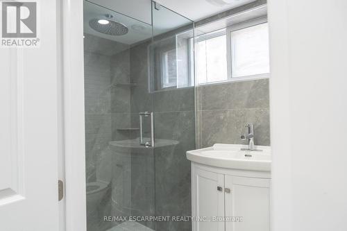 65 East 14Th Street, Hamilton, ON - Indoor Photo Showing Bathroom