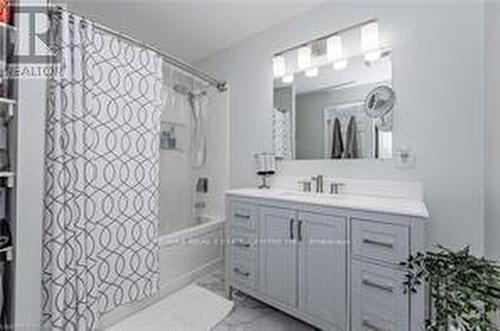 201 Bismark Drive, Cambridge, ON - Indoor Photo Showing Bathroom