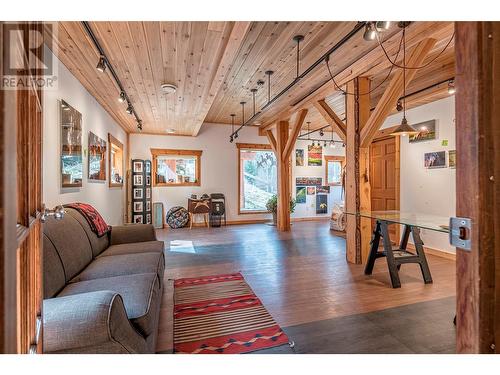 1291 Mallory Road, Enderby, BC - Indoor Photo Showing Living Room