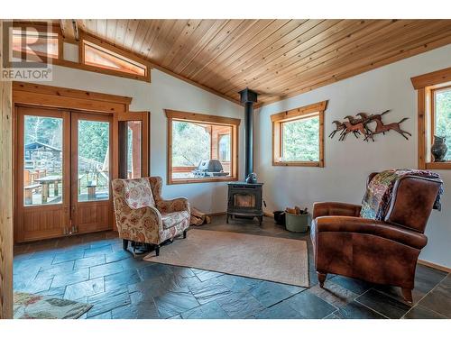 1291 Mallory Road, Enderby, BC - Indoor Photo Showing Living Room