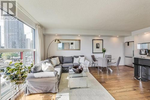 610 - 99 Harbour Square, Toronto, ON - Indoor Photo Showing Living Room