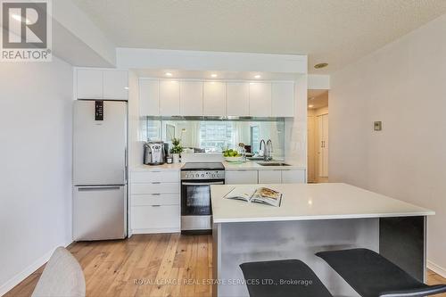 610 - 99 Harbour Square, Toronto, ON - Indoor Photo Showing Kitchen