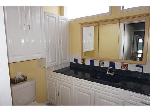 430 10Th Avenue, Creston, BC - Indoor Photo Showing Bathroom