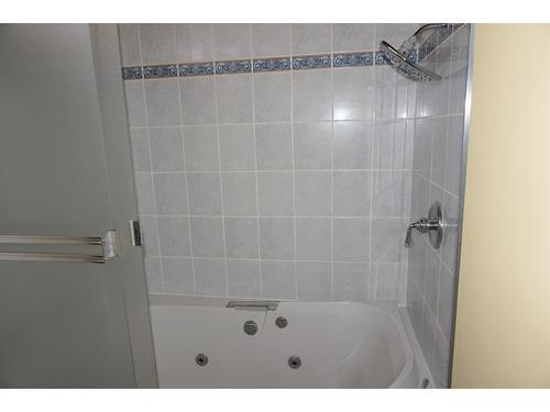 430 10Th Avenue, Creston, BC - Indoor Photo Showing Bathroom