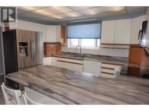 430 10Th Avenue, Creston, BC - Indoor Photo Showing Kitchen With Double Sink