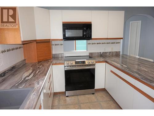 430 10Th Avenue, Creston, BC - Indoor Photo Showing Kitchen