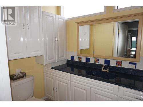 430 10Th Avenue, Creston, BC - Indoor Photo Showing Bathroom