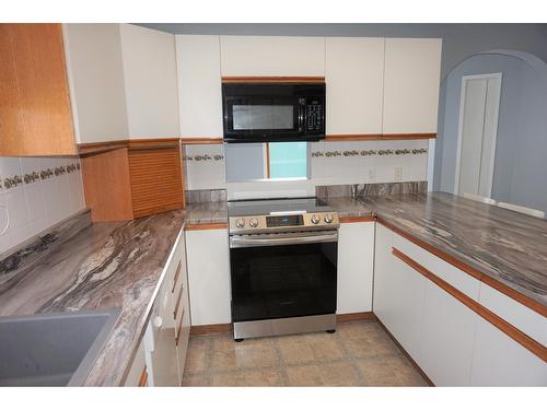 430 10Th Avenue, Creston, BC - Indoor Photo Showing Kitchen