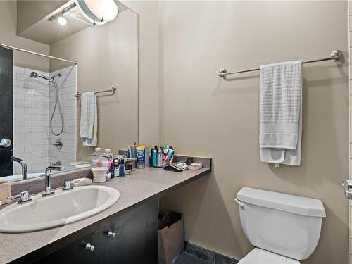 204-1061 Fort St, Victoria, BC - Indoor Photo Showing Bathroom