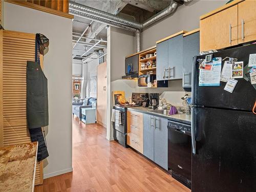 204-1061 Fort St, Victoria, BC - Indoor Photo Showing Kitchen