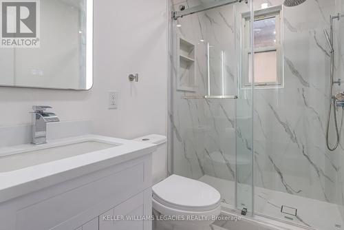 11 Delena Avenue S, Hamilton, ON - Indoor Photo Showing Bathroom