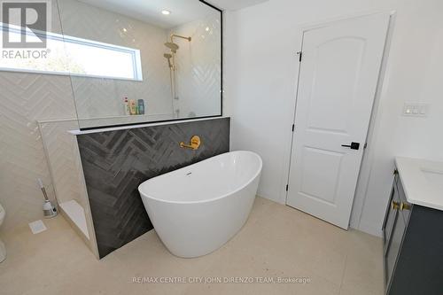 105 Aspen Circle, Thames Centre (Thorndale), ON - Indoor Photo Showing Bathroom