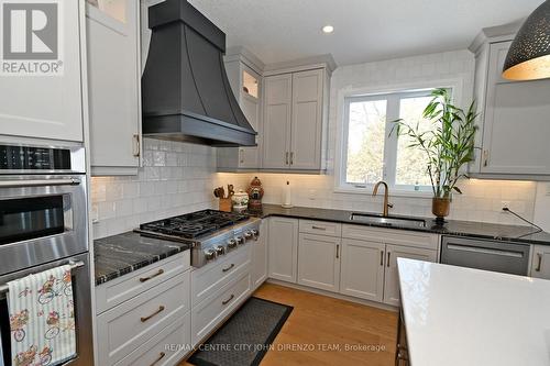 105 Aspen Circle, Thames Centre (Thorndale), ON - Indoor Photo Showing Kitchen With Upgraded Kitchen