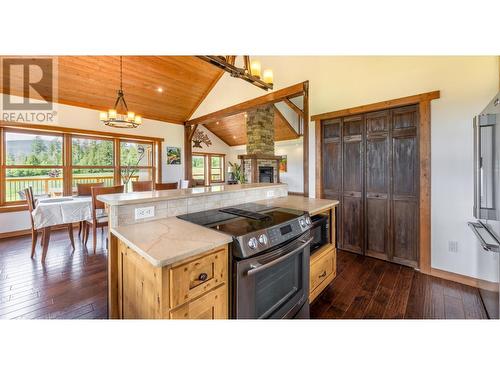 4720 36Th Street, Canyon, BC - Indoor Photo Showing Kitchen