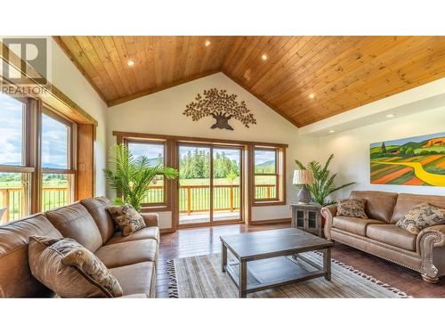 4720 36Th Street, Canyon, BC - Indoor Photo Showing Living Room