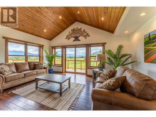 4720 36Th Street, Canyon, BC - Indoor Photo Showing Living Room