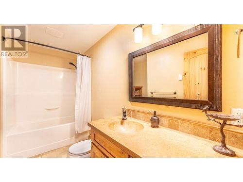 4720 36Th Street, Canyon, BC - Indoor Photo Showing Bathroom