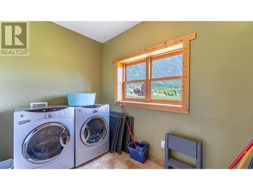 4720 36Th Street, Canyon, BC - Indoor Photo Showing Laundry Room