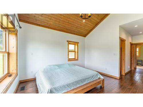 4720 36Th Street, Canyon, BC - Indoor Photo Showing Bedroom