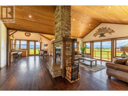 4720 36Th Street, Canyon, BC - Indoor Photo Showing Living Room