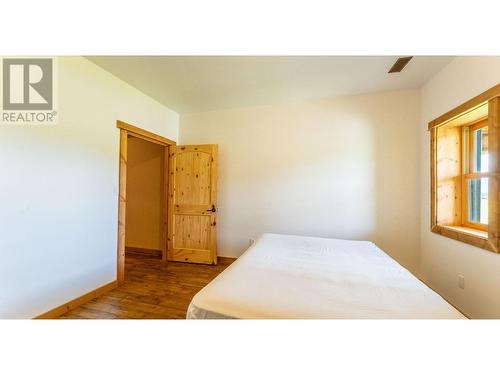 4720 36Th Street, Canyon, BC - Indoor Photo Showing Bedroom