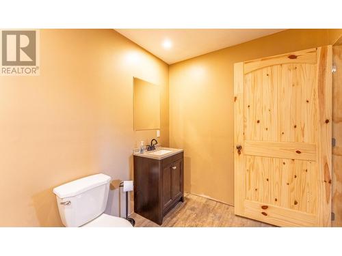 4720 36Th Street, Canyon, BC - Indoor Photo Showing Bathroom