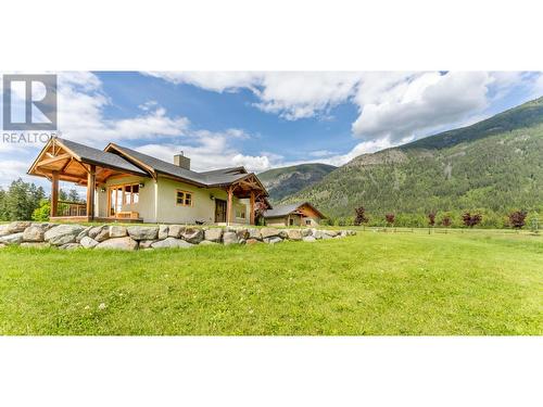 4720 36Th Street, Canyon, BC - Outdoor