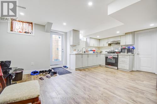 40 Wheatberry Crescent, Brampton, ON - Indoor Photo Showing Kitchen