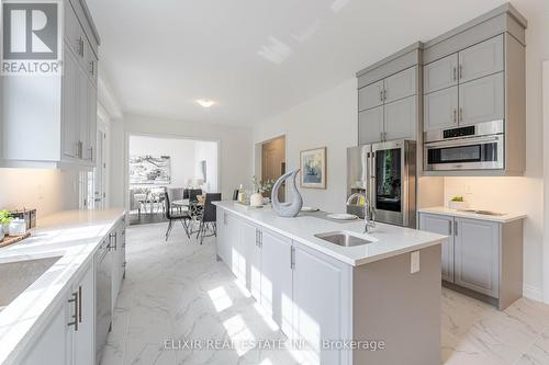 6 Fair Winds Lane, East Gwillimbury, ON - Indoor Photo Showing Kitchen