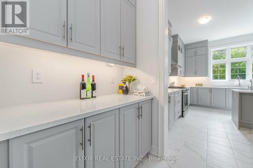 6 Fair Winds Lane, East Gwillimbury, ON - Indoor Photo Showing Kitchen With Upgraded Kitchen
