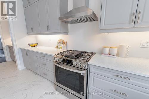 6 Fair Winds Lane, East Gwillimbury, ON - Indoor Photo Showing Kitchen With Upgraded Kitchen