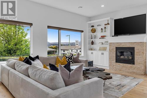 1162 Montrose Place, Kelowna, BC - Indoor Photo Showing Living Room With Fireplace