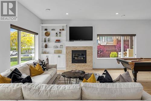 1162 Montrose Place, Kelowna, BC - Indoor Photo Showing Living Room With Fireplace