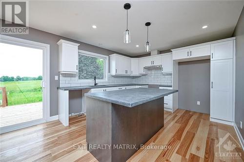 8281 Victoria Street, Ottawa, ON - Indoor Photo Showing Kitchen