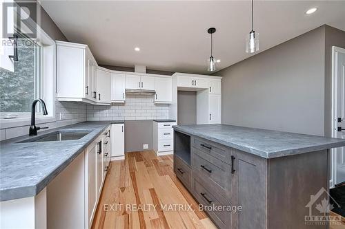 8281 Victoria Street, Ottawa, ON - Indoor Photo Showing Kitchen With Upgraded Kitchen