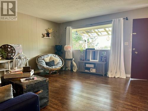 3706 22 Street, Vernon, BC - Indoor Photo Showing Living Room