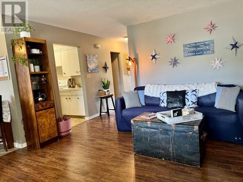 3706 22 Street, Vernon, BC - Indoor Photo Showing Living Room