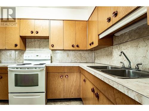 3706 22 Street, Vernon, BC - Indoor Photo Showing Kitchen With Double Sink