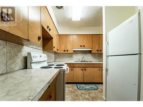 3706 22 Street, Vernon, BC - Indoor Photo Showing Kitchen With Double Sink