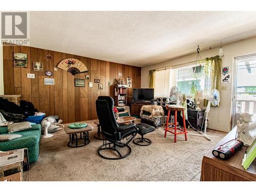 3706 22 Street, Vernon, BC - Indoor Photo Showing Living Room