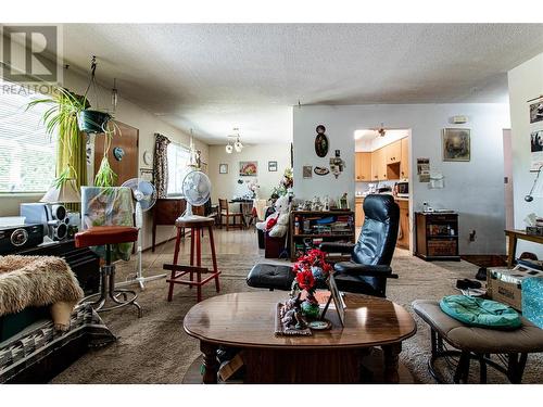 3706 22 Street, Vernon, BC - Indoor Photo Showing Living Room