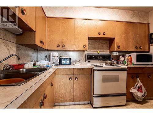 3706 22 Street, Vernon, BC - Indoor Photo Showing Kitchen With Double Sink