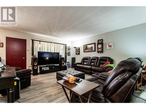 3706 22 Street, Vernon, BC - Indoor Photo Showing Living Room