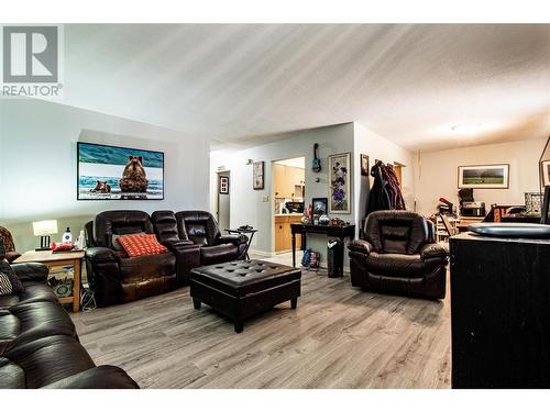 3706 22 Street, Vernon, BC - Indoor Photo Showing Living Room