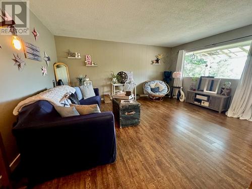 3706 22 Street, Vernon, BC - Indoor Photo Showing Living Room