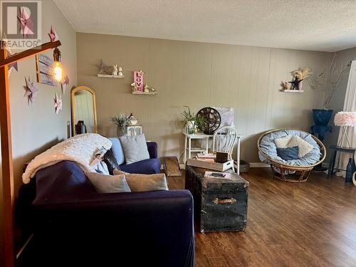 3706 22 Street, Vernon, BC - Indoor Photo Showing Living Room