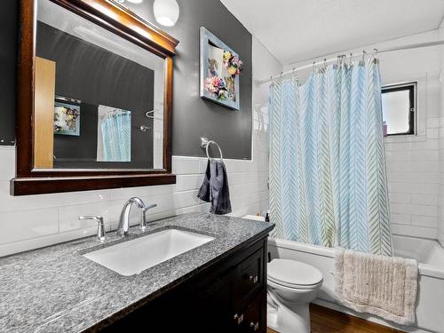 725/721 Columbia Street, Lillooet, BC - Indoor Photo Showing Bathroom
